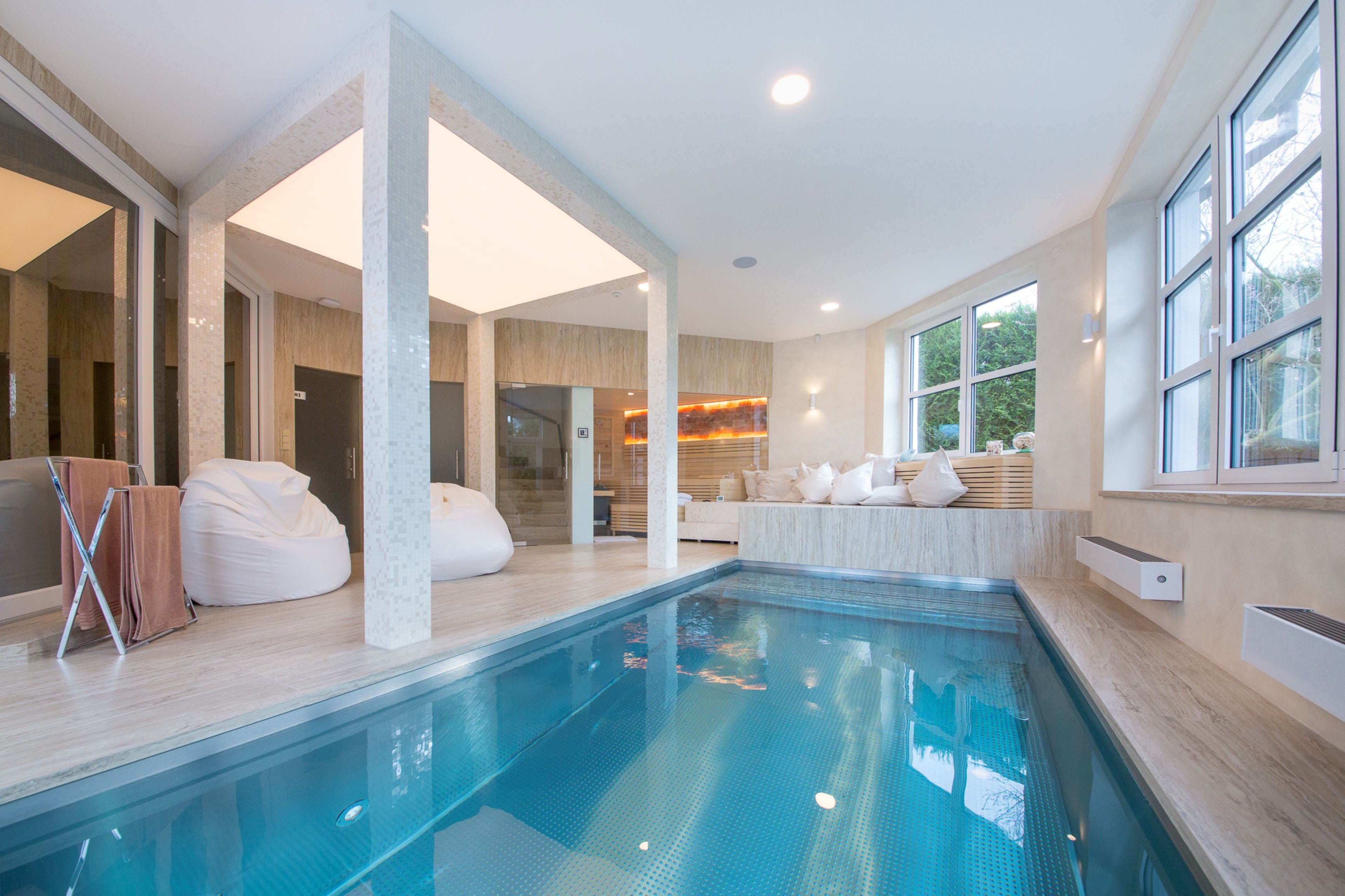 Atypicky tvarovaný interiérový bazén s masážnou lavicou | IMAGINOX