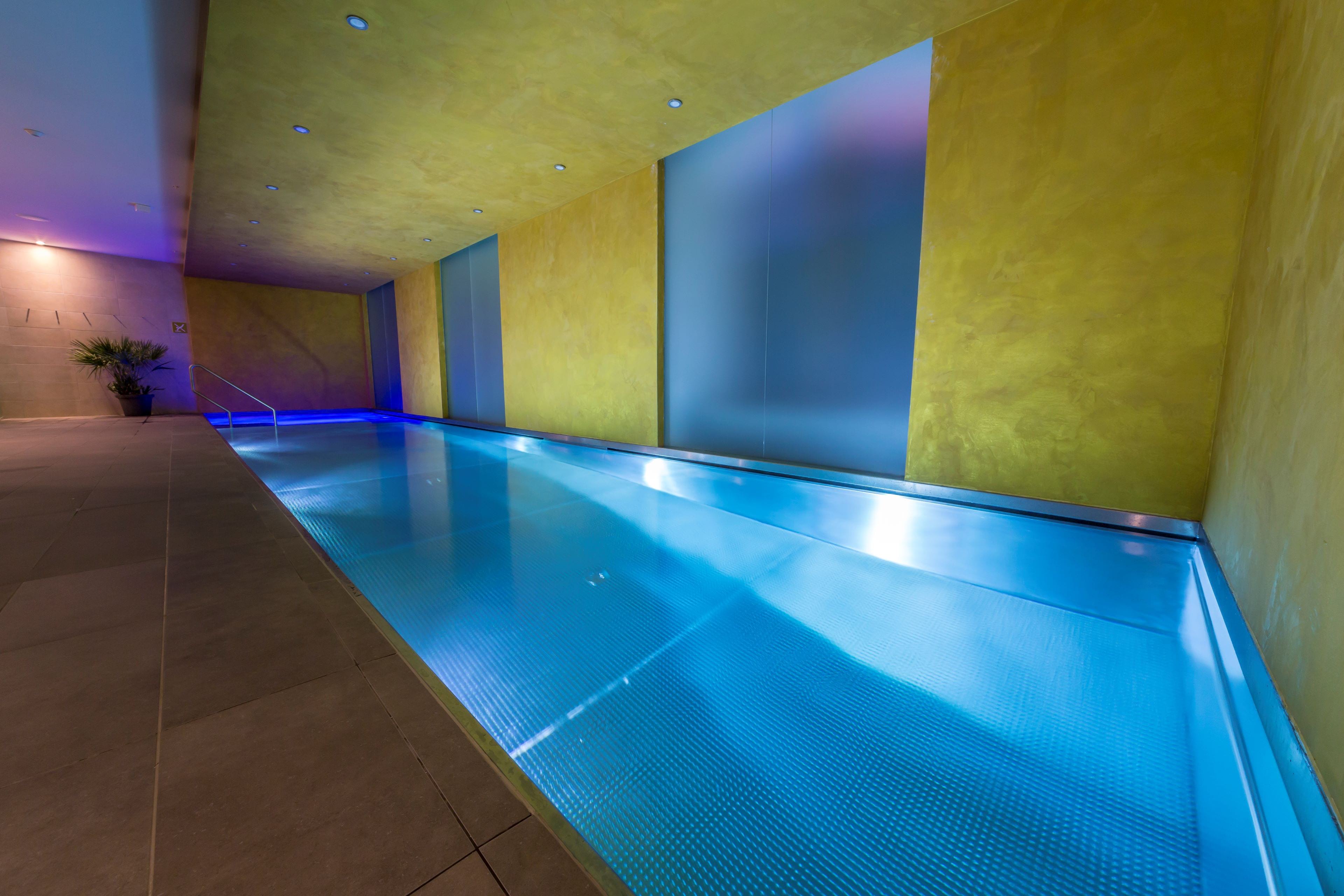 Nerezový bazén s integrovanou vířivkou v Grandhotelu Ambassador