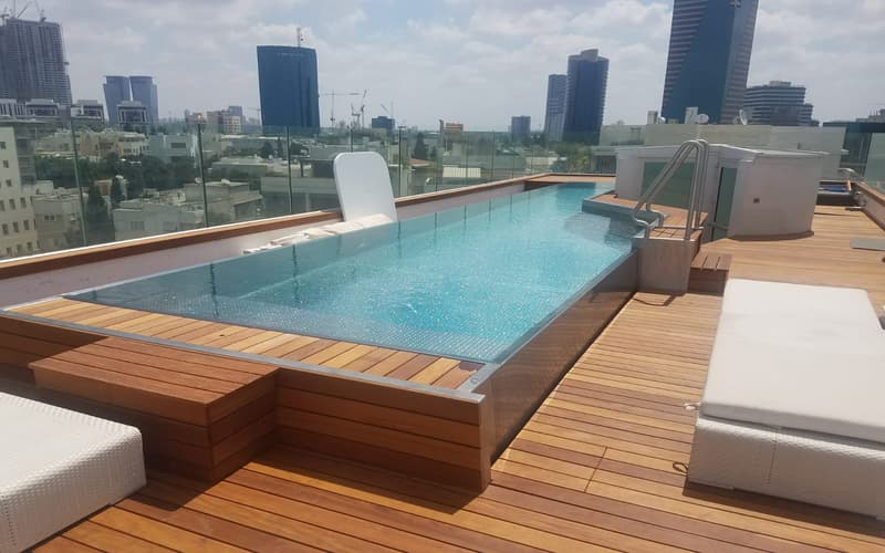 Piscina di design in acciaio inox con troppopieno ridotto