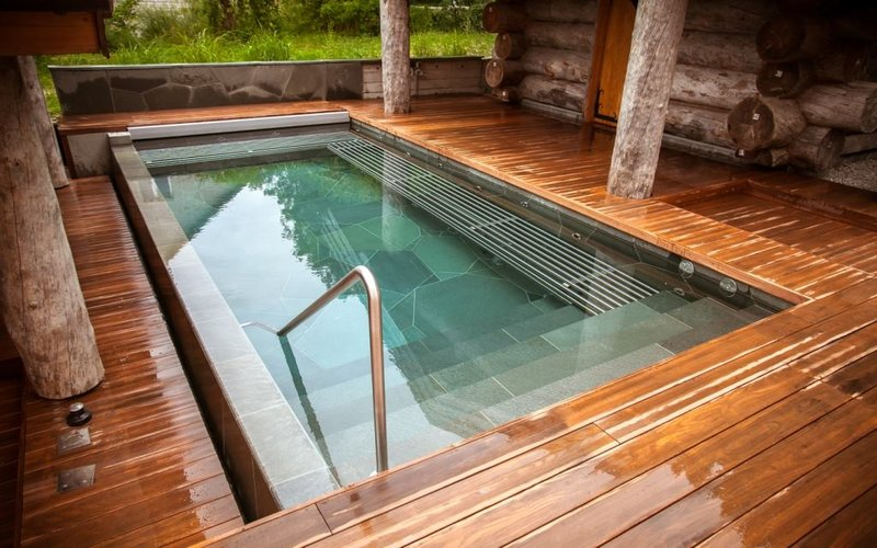 Kamenný bazén s nerezovými lavicemi | IMAGINOX