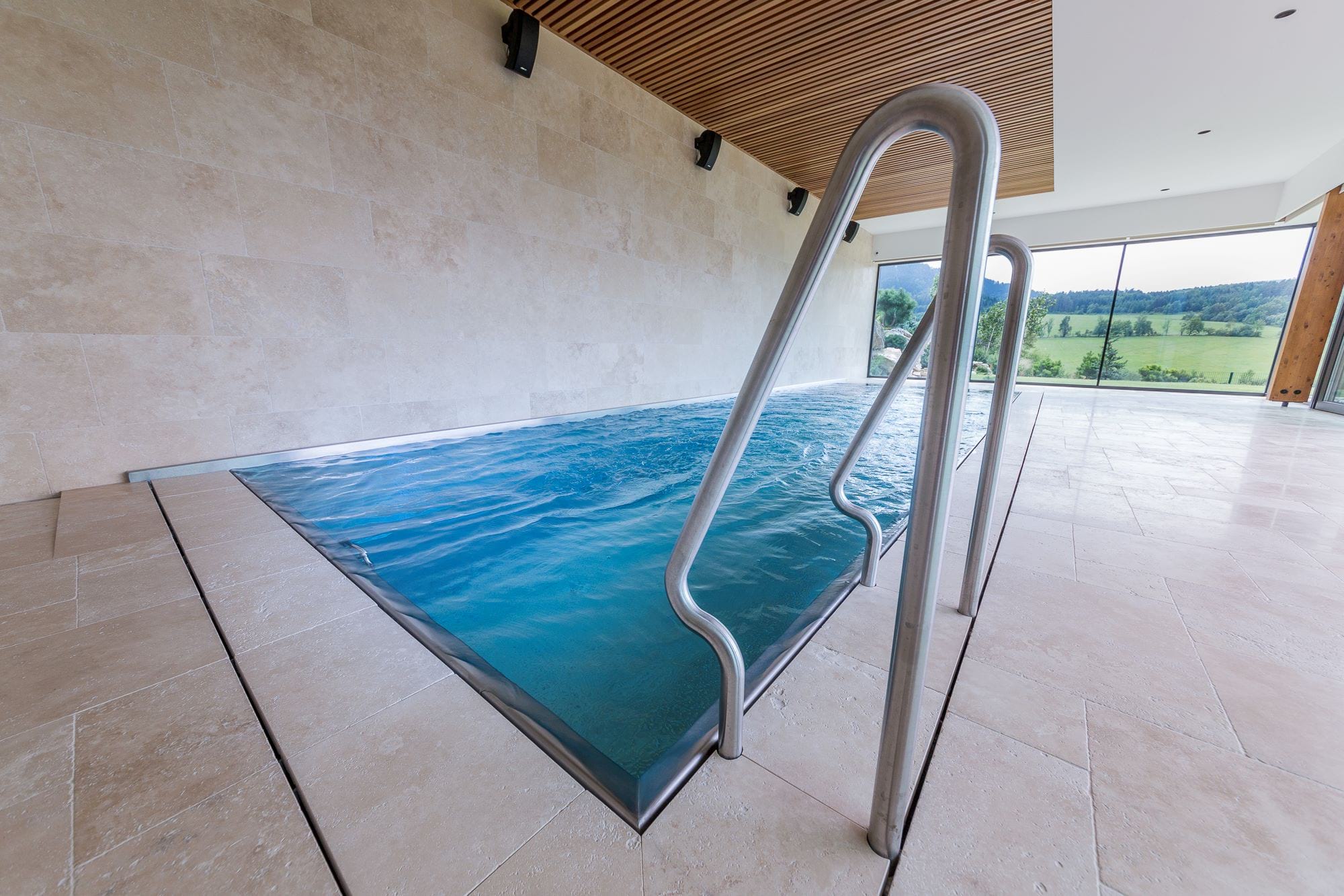 Nadstandardně vybavený bazén s protiproudem a masážní zónou | IMAGINOX