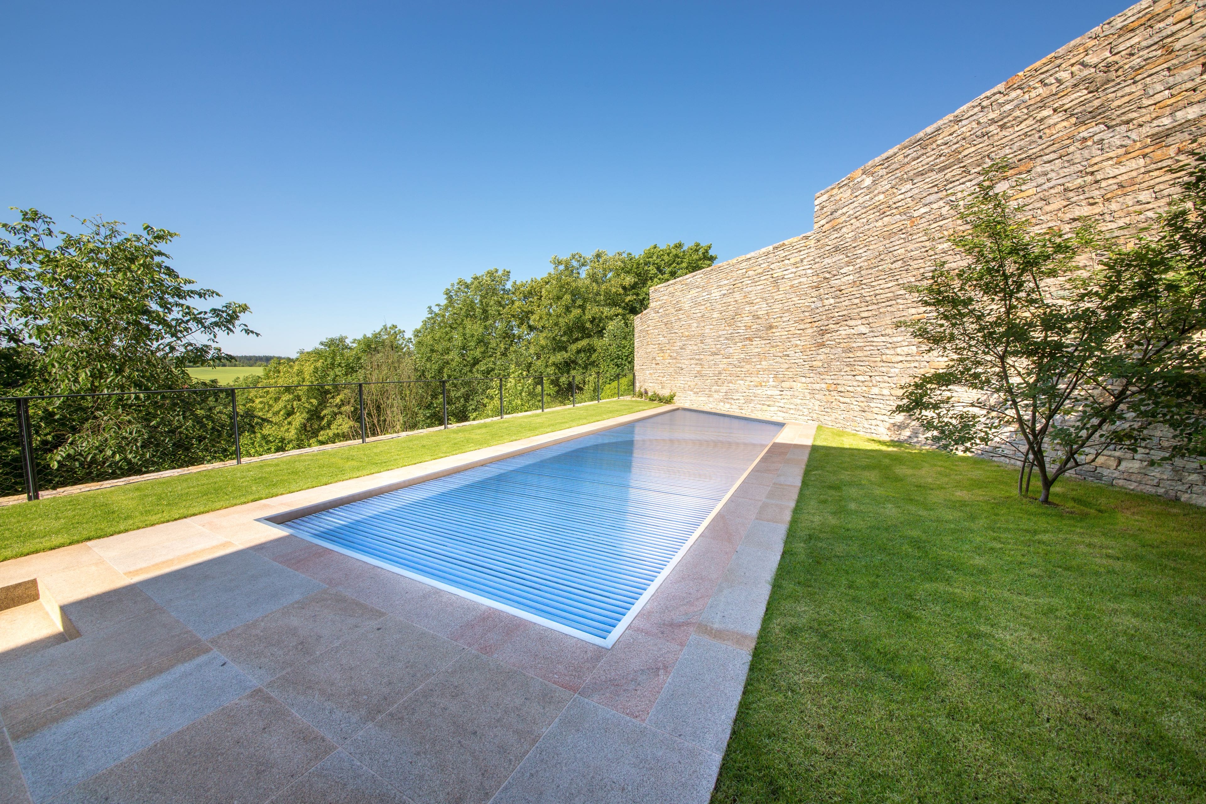 Nerezový bazén v modernom geometrickom dizajne