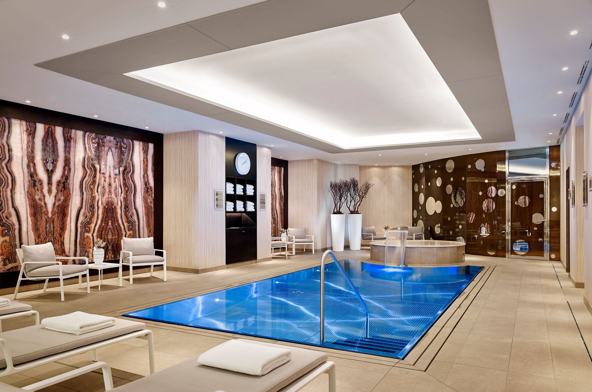 Prelivný nerezový bazén IMAGINOX v hoteli Ritz Carlton v Berlíne