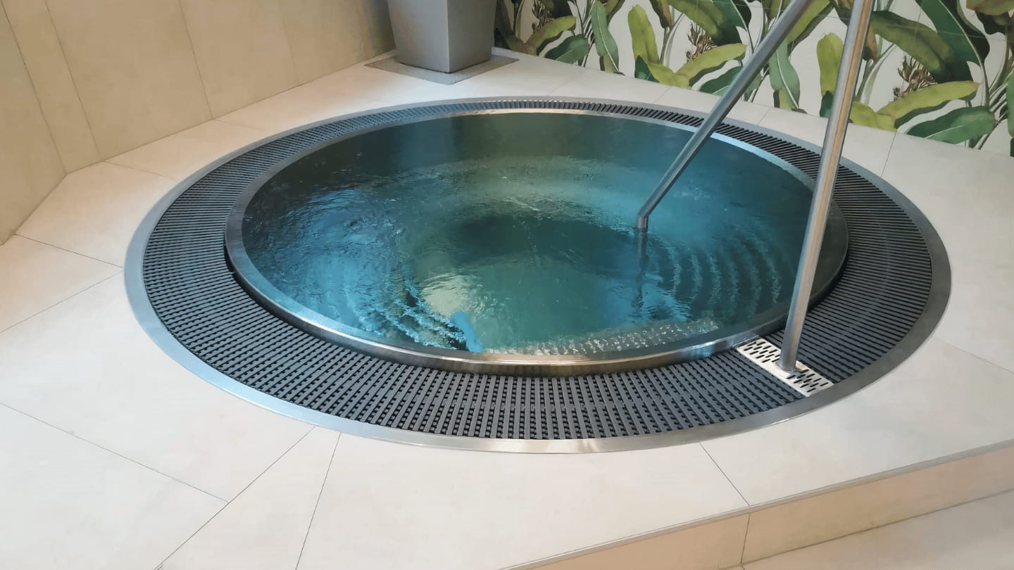 Two Round Whirlpool Bathtub in the Austrian Spa Geinberg