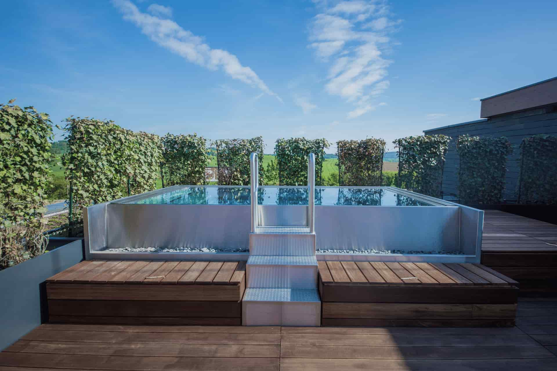 Two Stainless-Steel Individual IMAGINOX Whirlpools in the Hotel Spa