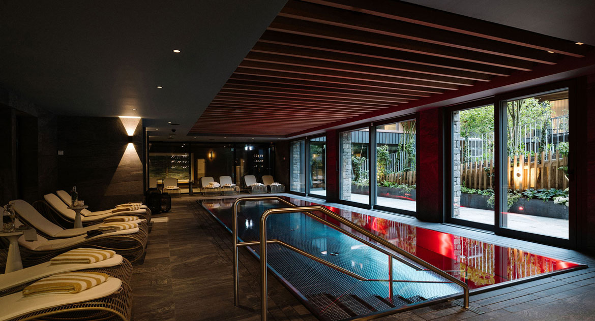 Přelivný nerezový bazén v horském středisku ve Švýcarsku | IMAGINOX
