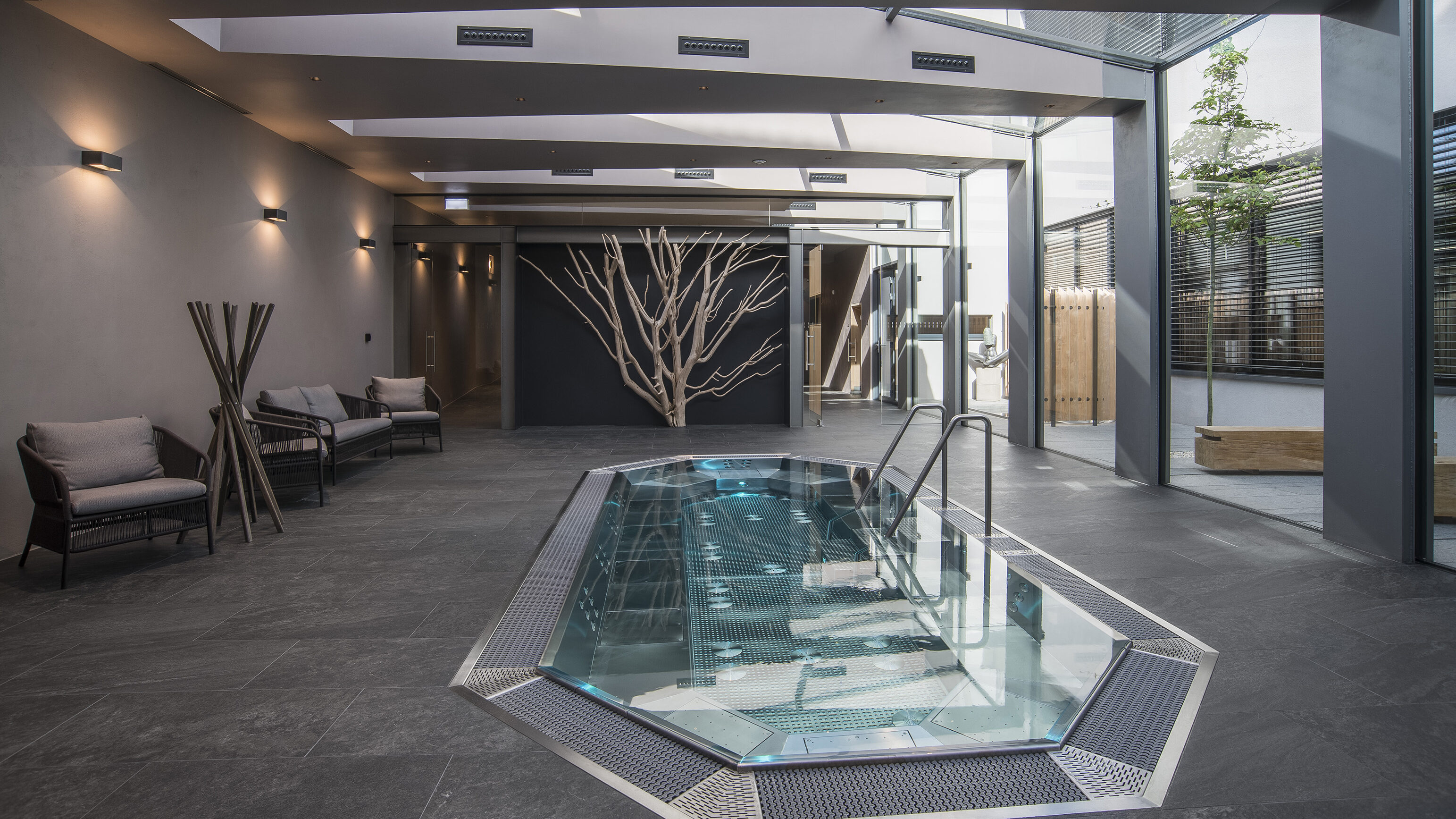 Atypická oktogonální vířivka ve sportovním a relaxačním centru Vltavan | IMAGINOX