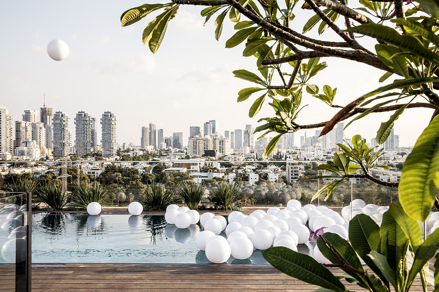 Prémiový prelivový bazén pre strešnú terasu v Izraeli | IMAGINOX