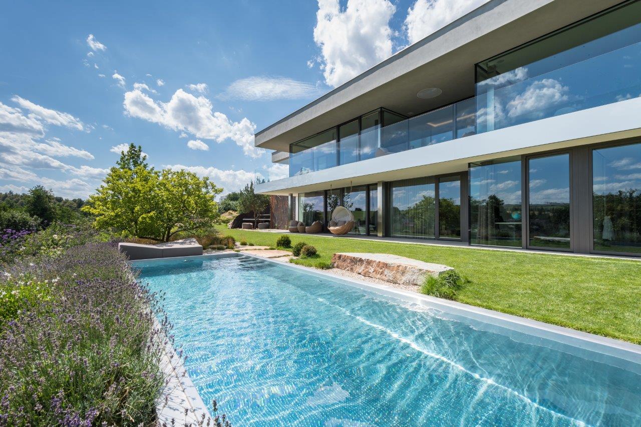 Designový rodinný bazén IMAGINOX v zahradě moderní vily v Jihlavě