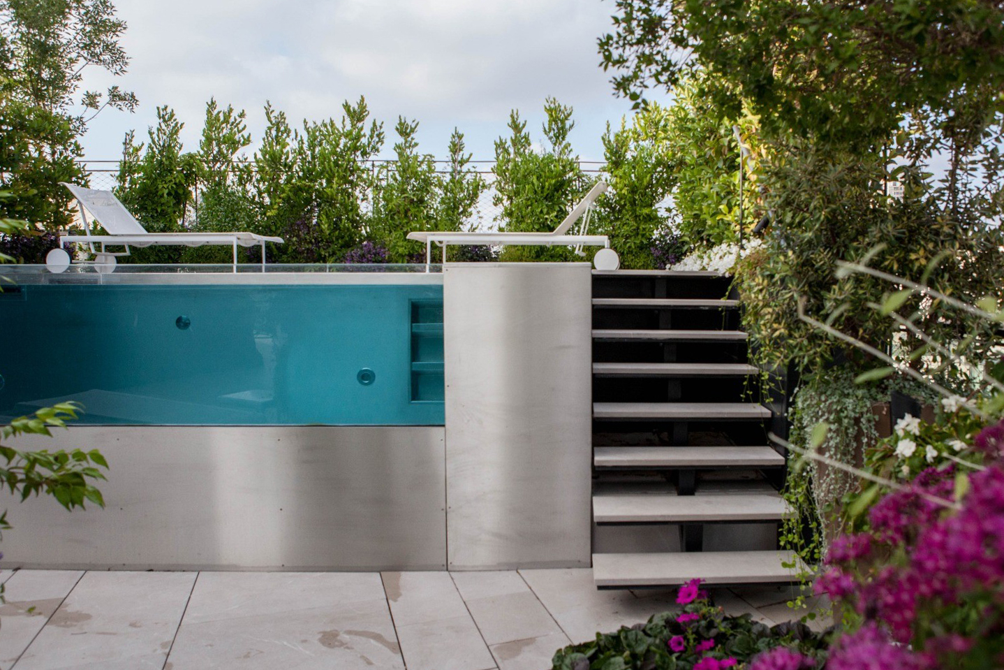 Do you want a truly luxurious pool? Choose an infinity pool with a glass wall