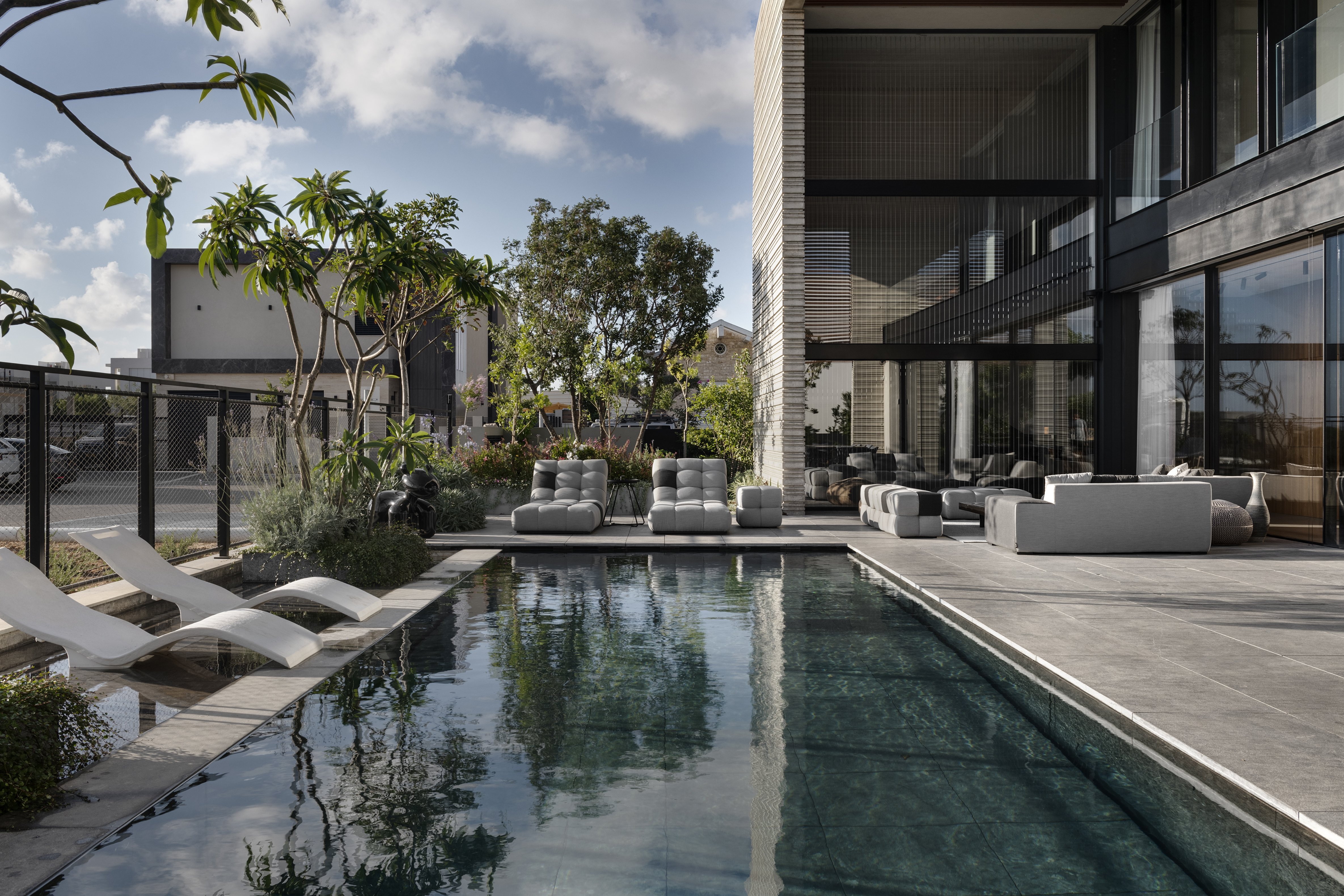 Exkluzívny bazén s posuvným dnom v luxusnej rezidencii na Malte | IMAGINOX