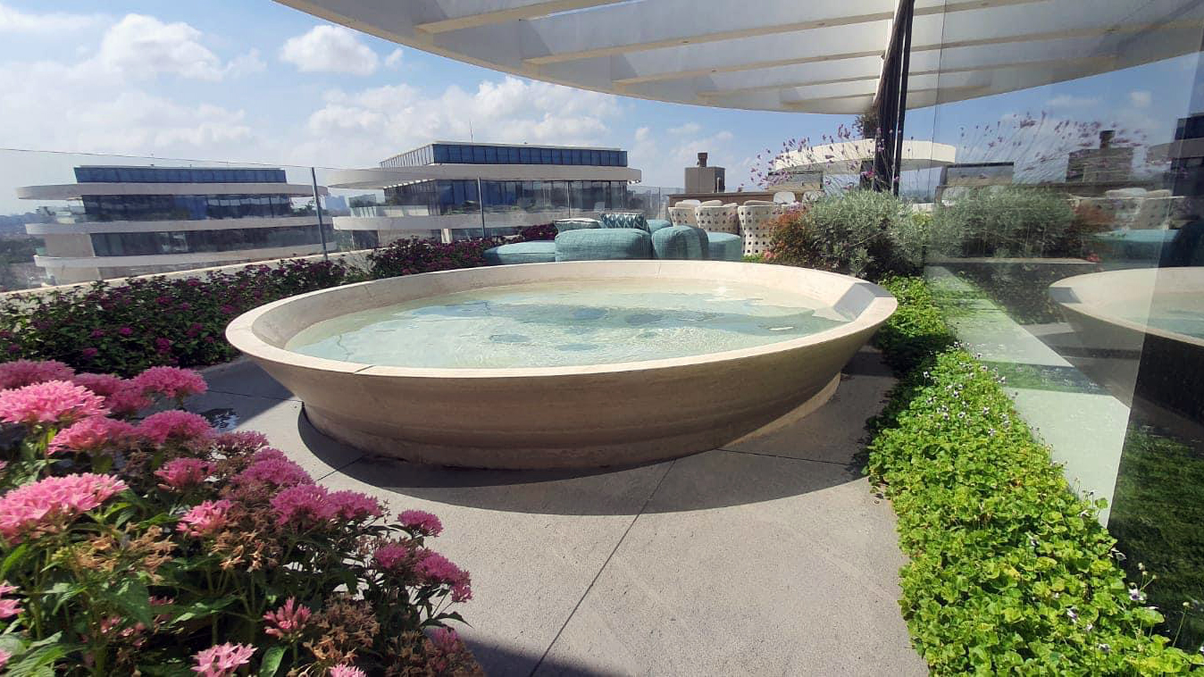 Einzigartiger Whirlpool aus Stein für den Luxus und Komfort Ihrer privaten Terrasse | IMAGINOX