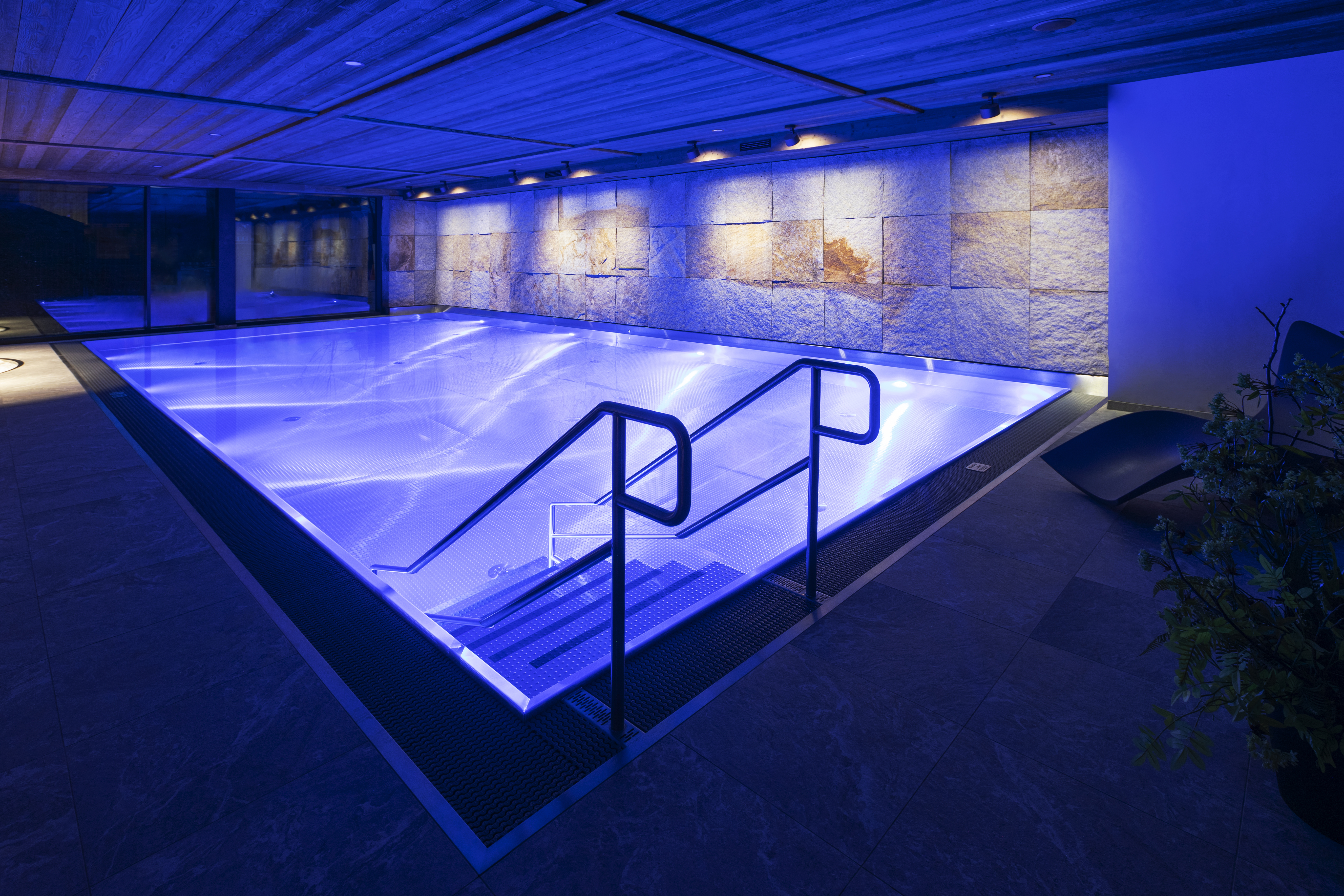 iluminated IMAGINOX stainless steel pool in a commercial wellness