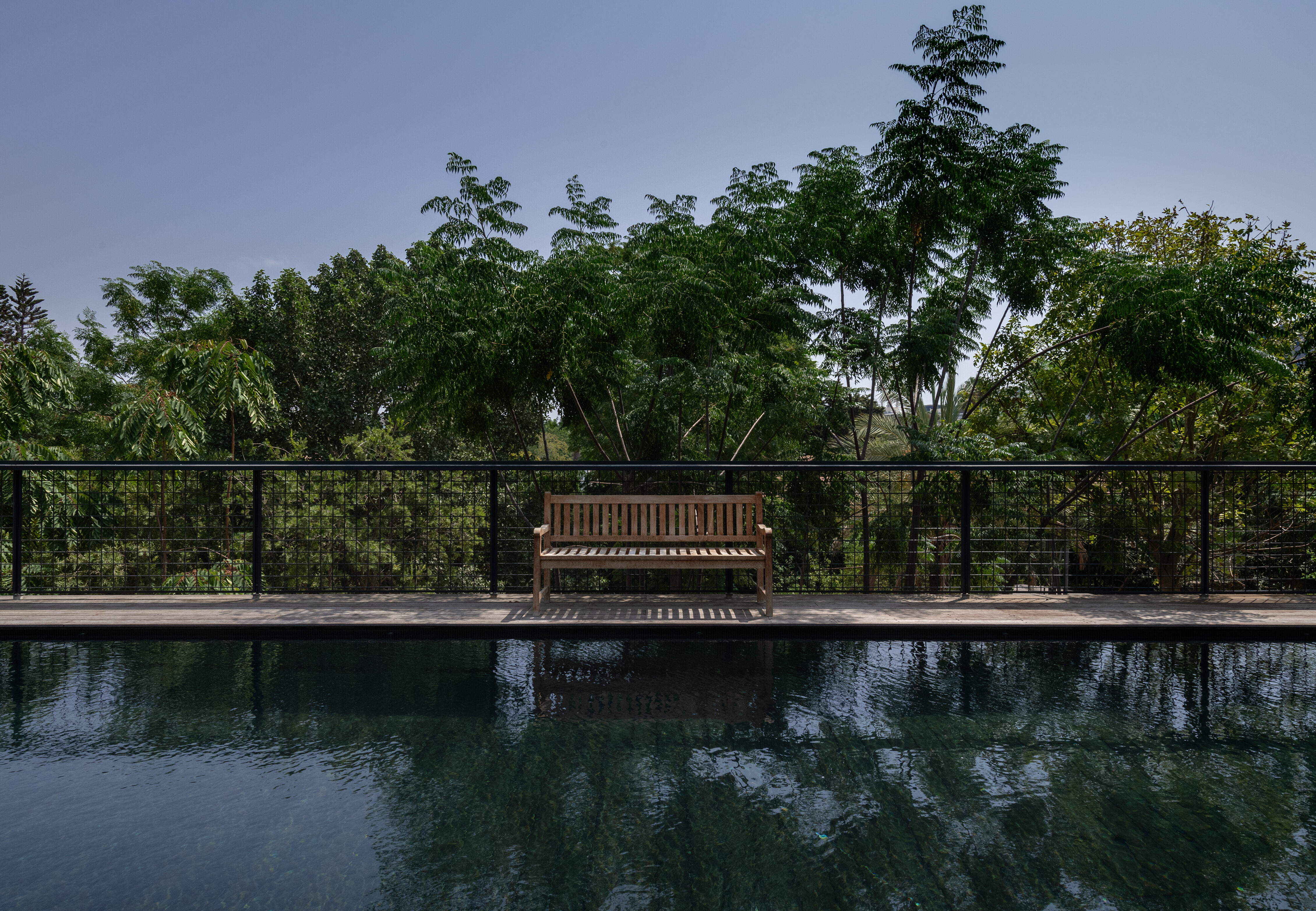 Bazén s dreveným obložením uprostred madeirskej prírody | IMAGINOX