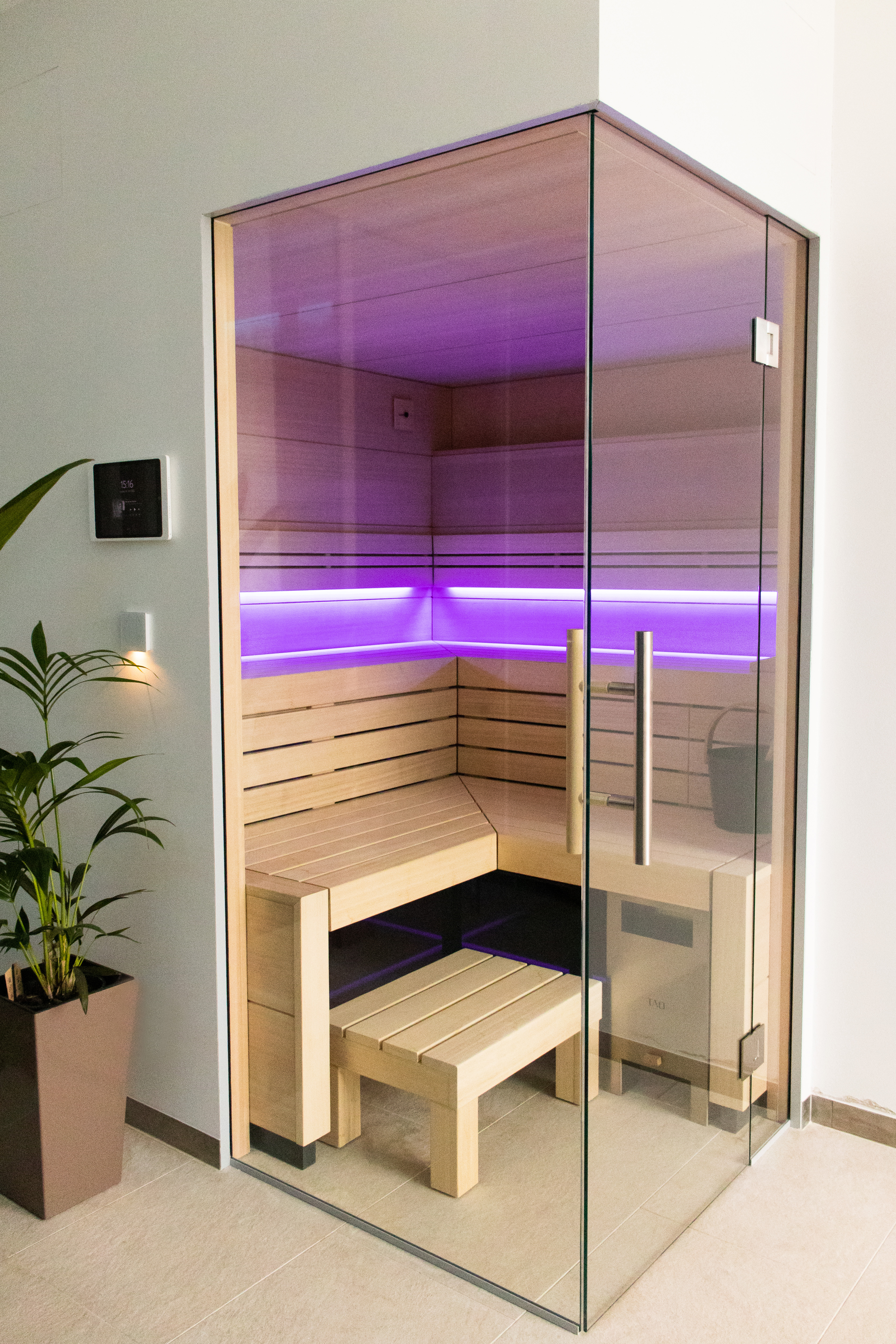 Popular-sauna-entrance-solution-with-a-glass-corner