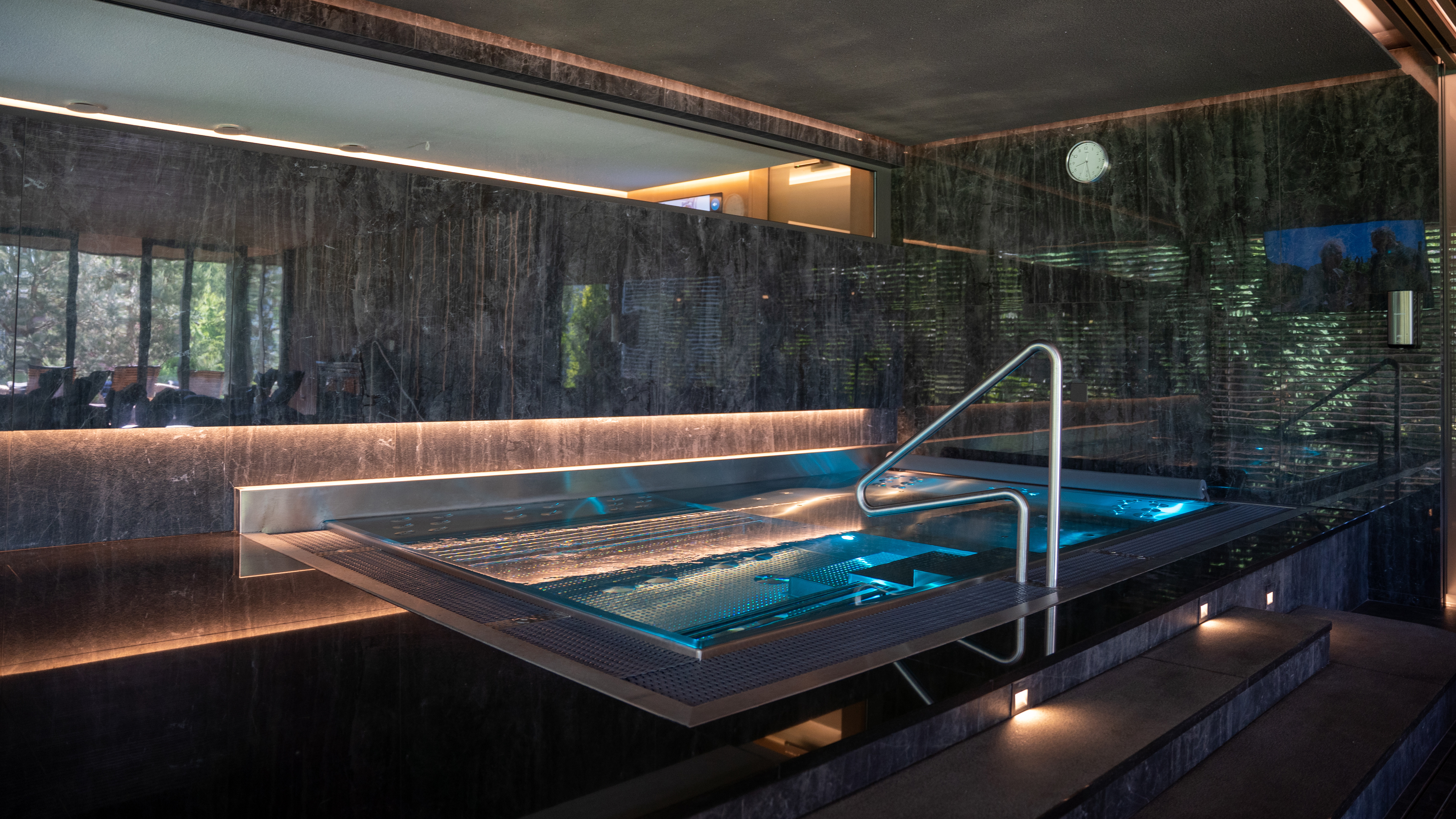 Tailor-made-whirlpool-in-commercial-wellness
