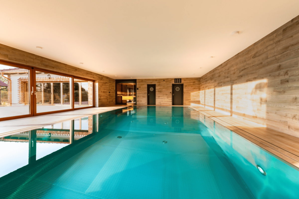 Imaginox | IMAGINOX stainless steel overflow pool in a designer private spa