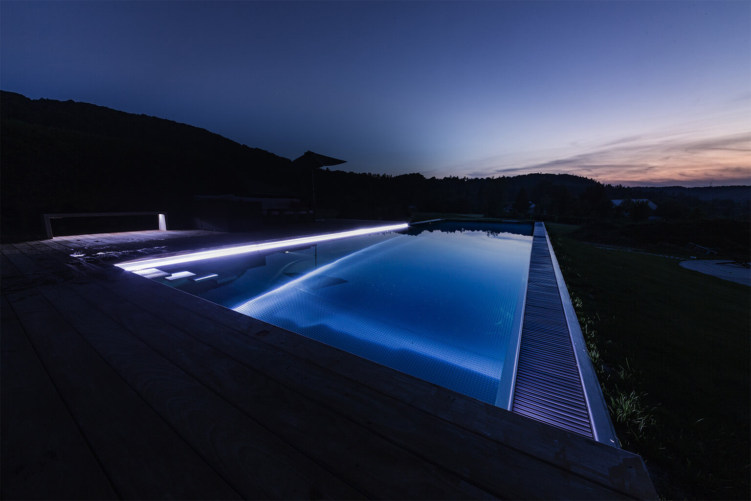 Stainless steel pools & whirlpools