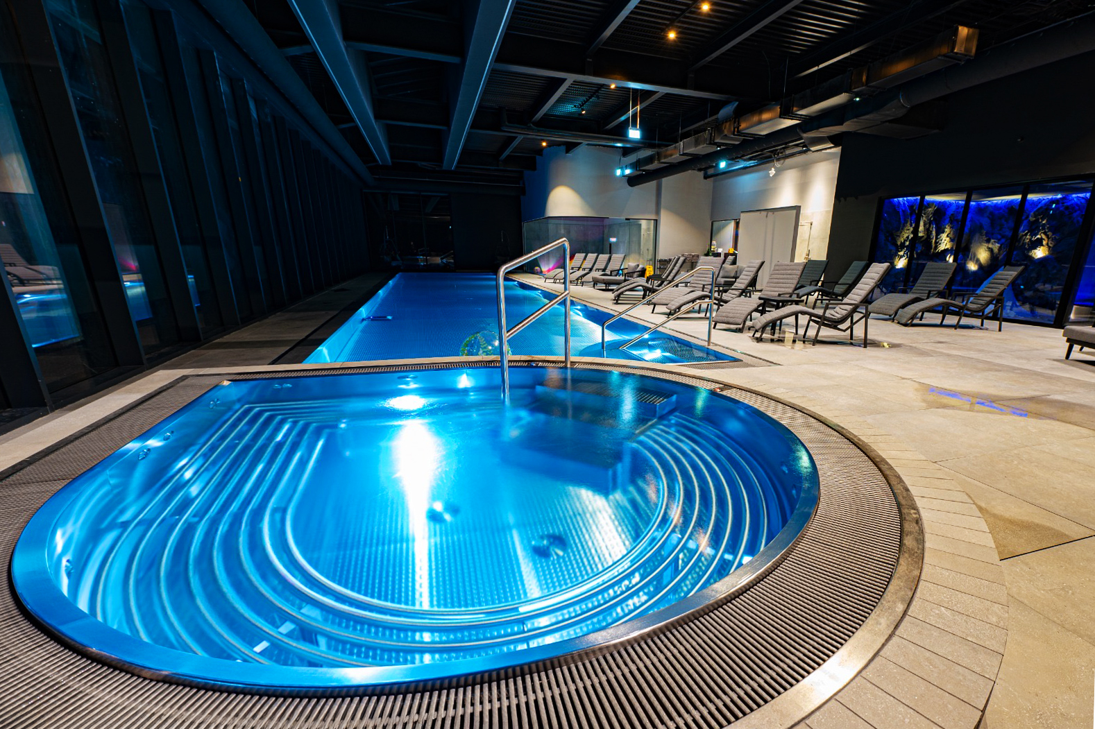 Imaginox | Whirlpool und Außenpool aus Edelstahl für Hotel Peștera in Rumänien