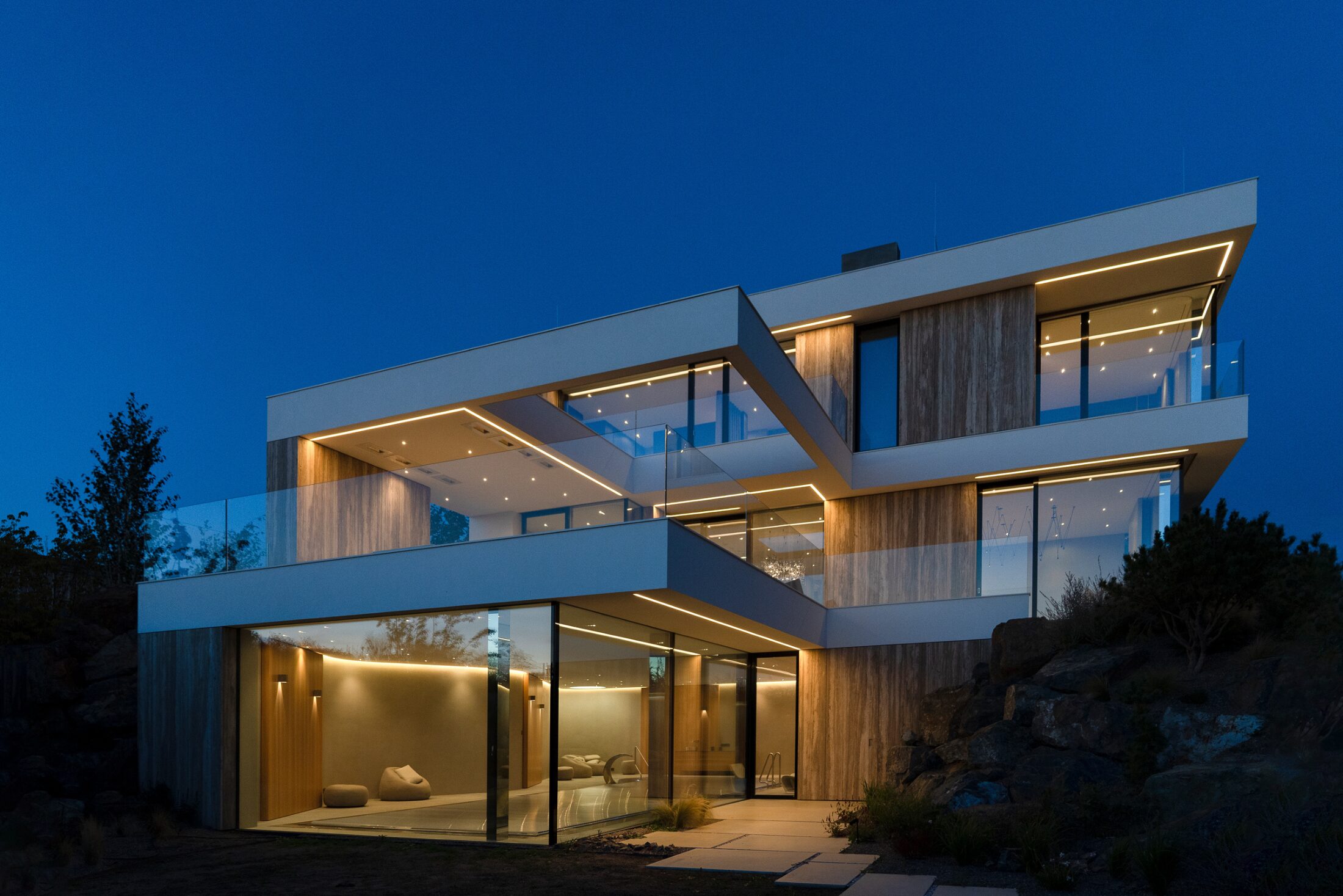 Imaginox | The overflow stainless steel pool is an architectural element of a modern villa