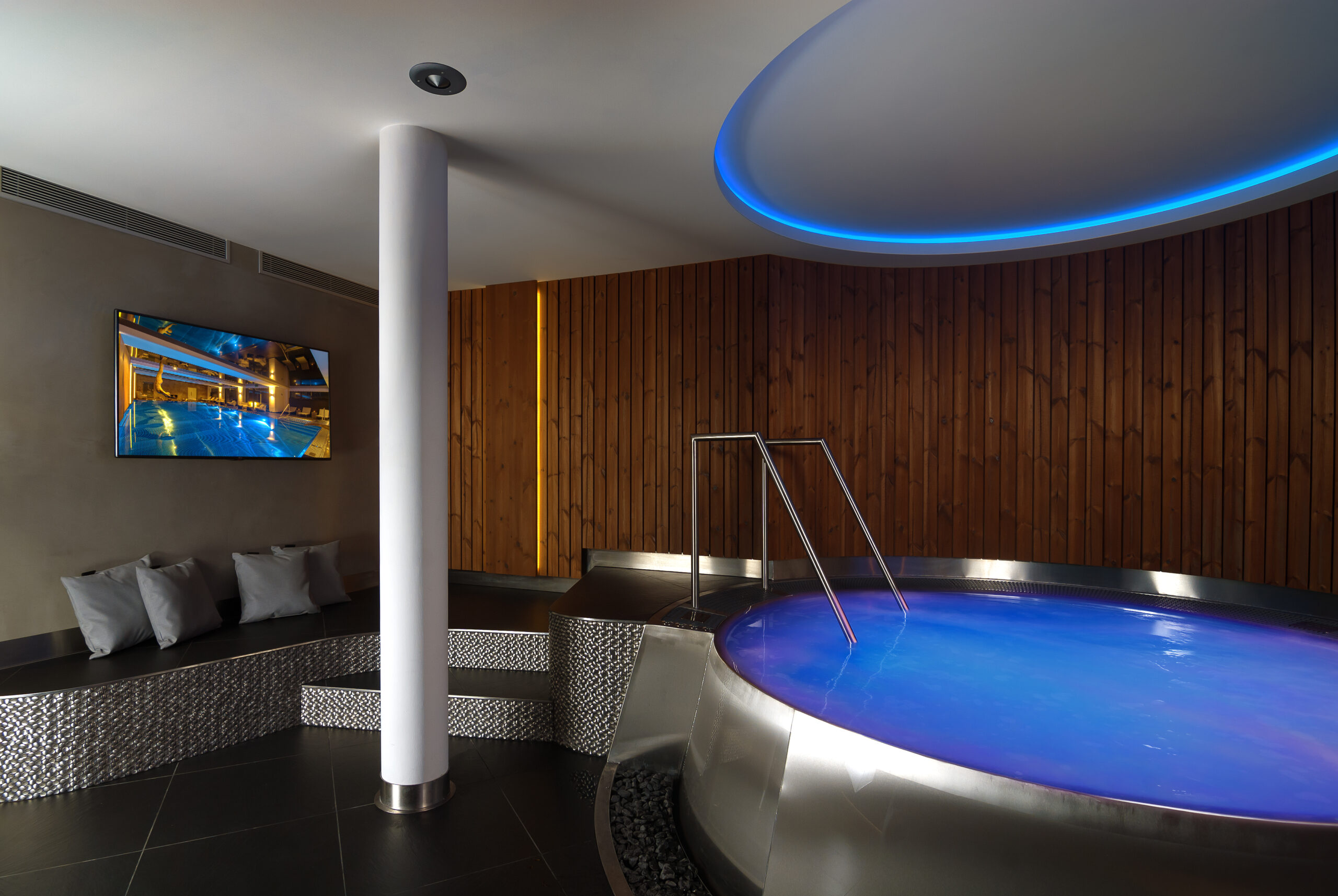 Swimming pool with stainless steel whirlpool: two experiences, one concept | IMAGINOX GROUP