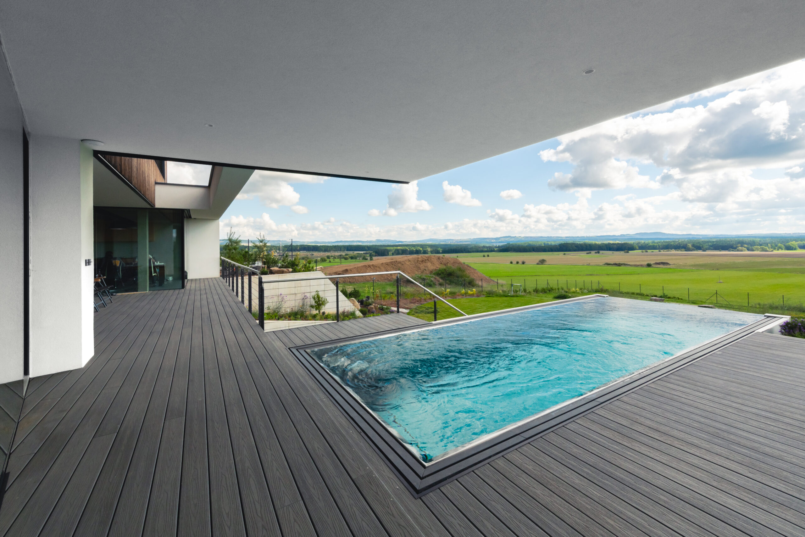 Imaginox | Infinity pool pro soukromé vily vs. hotely: návrh, provoz, ROI a sociální sítě