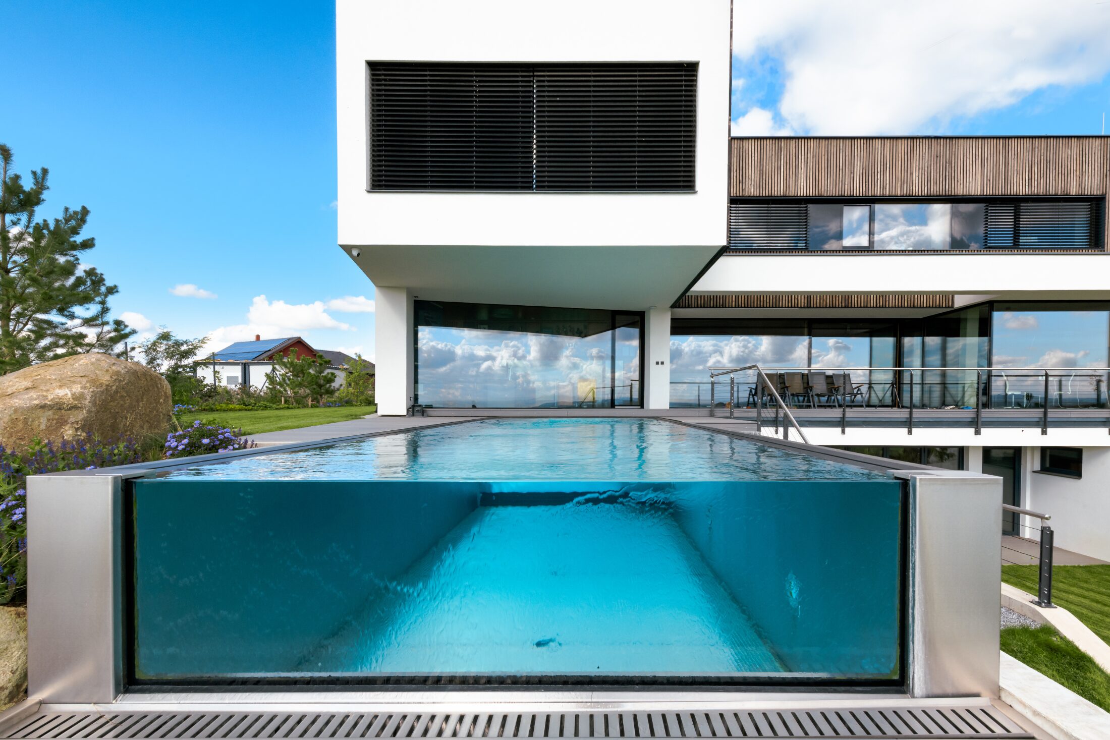 Imaginox | Stainless Steel Infinity Pool as an Architectural Centrepiece of a Modern Garden