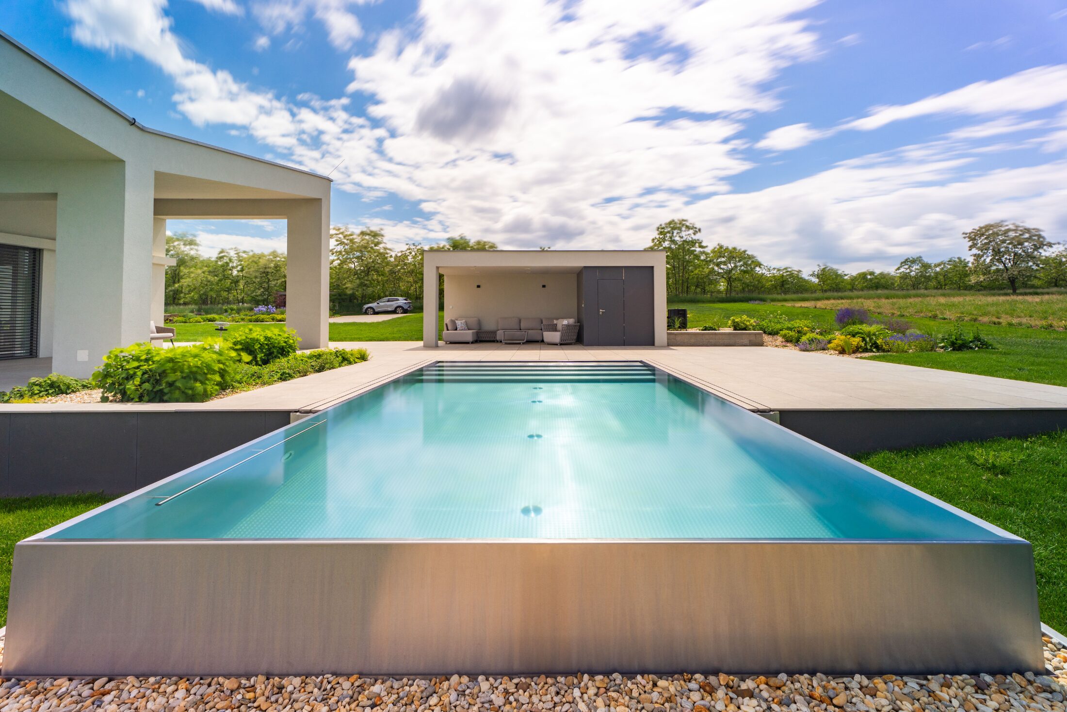Imaginox | Infinity Stainless Steel Pool with Negative Edge as the Dominant Feature of a Modern Garden