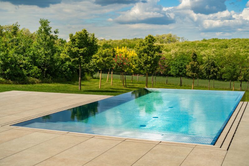 nerezovy infinity pool s nekonecnou hladinou