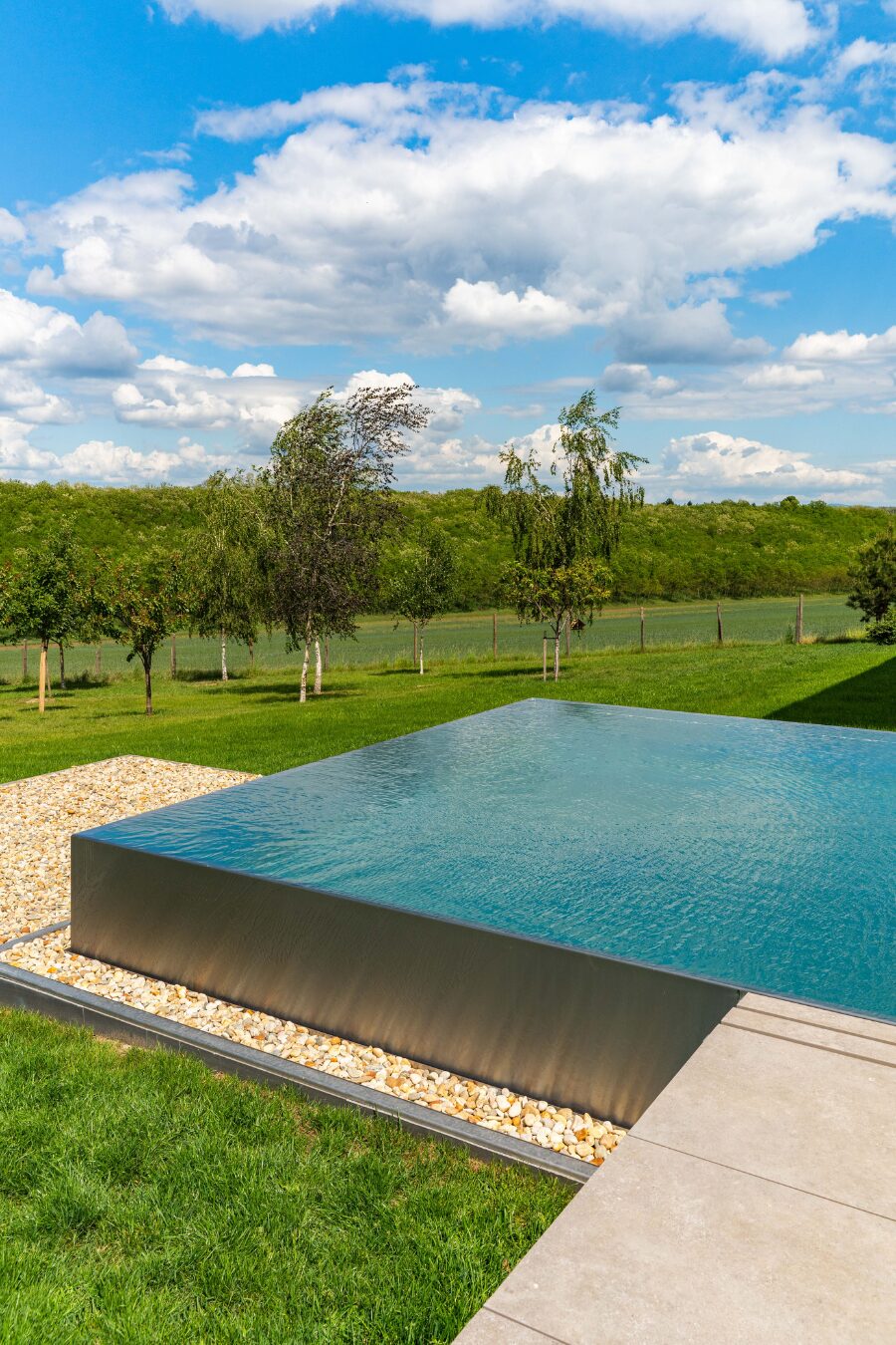 nerezovy infinity pool s nekonecnou hladinou2