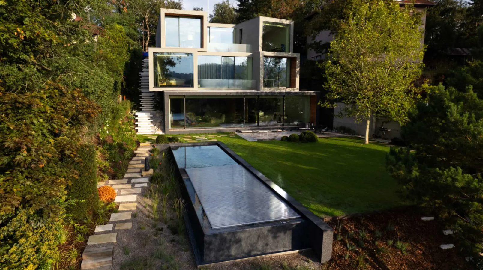 Designed overflow concrete pool with 3D foil