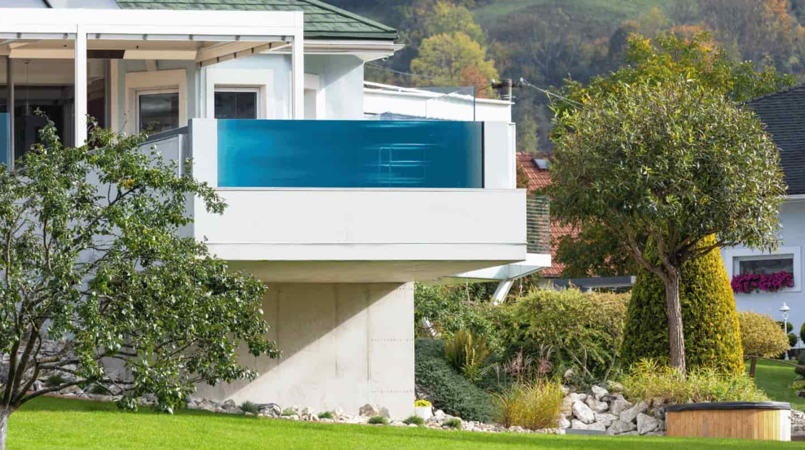 12 metrů dlouhý designový bazén s nekonečnou hladinou